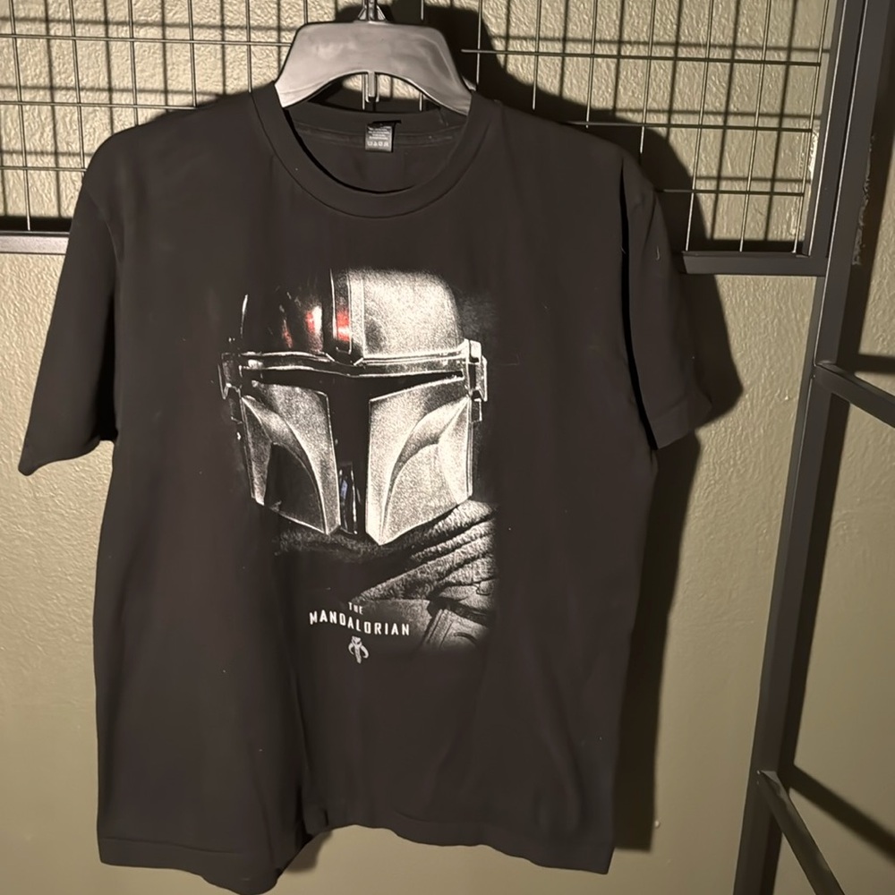 Mandalorian helmet men’s t-shirt size large.